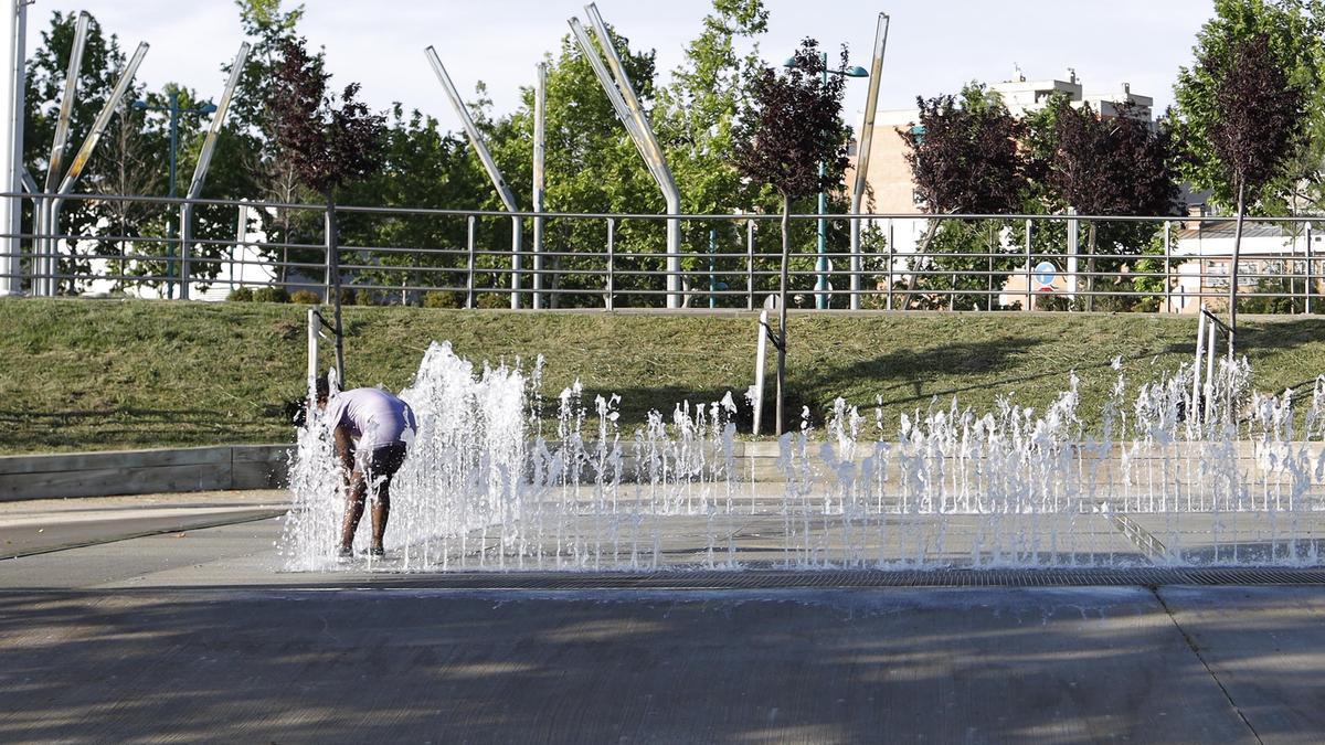 Una persona se moja en una fuente de Zaragoza