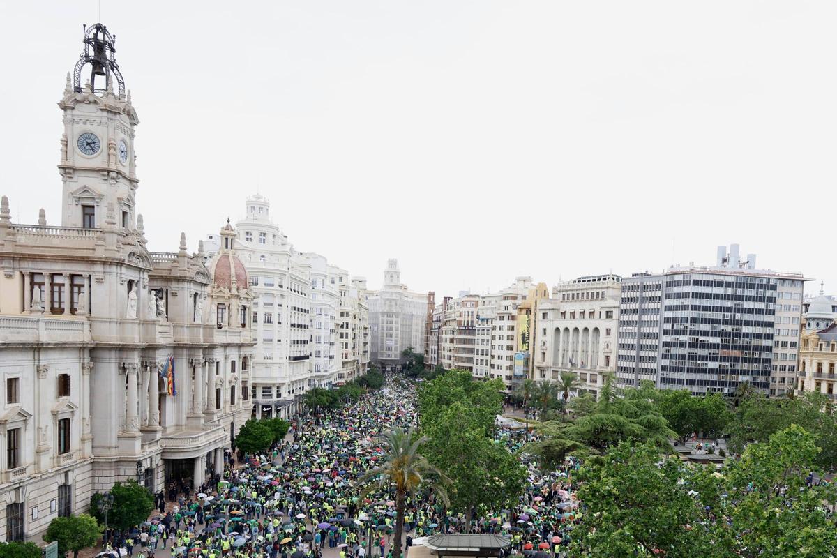 Los manifestantes, ayer, en la plaza del Ayuntamiento de València.