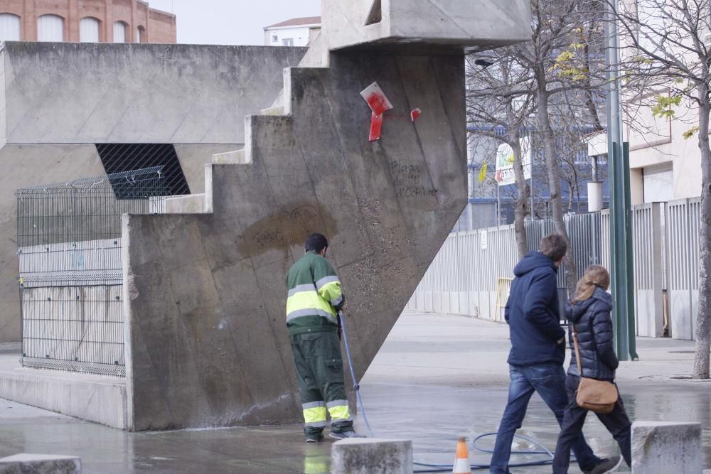 Destrossen les plaques de la plaça de U d'octubre