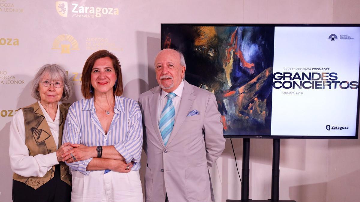 La consejera de Cultura, Sara Fernández, el director el Auditorio de Zaragoza, Miguel Ángel Tapia, y la pintora Julia Dorado en la presentación de la XXXII edición de Grandes Conciertos.