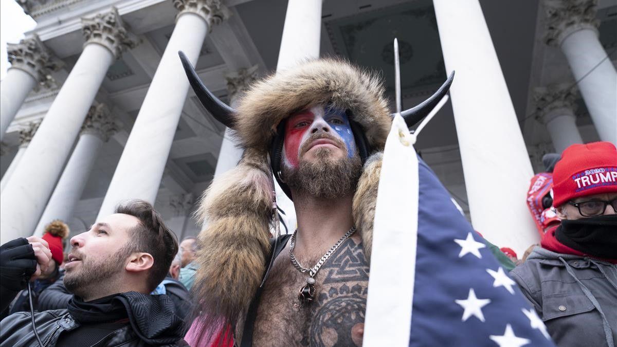 ¿Quién es Jake Angeli, el hombre disfrazado con un casco de bisonte que ha irrumpido en el Capitolio de EEUU?