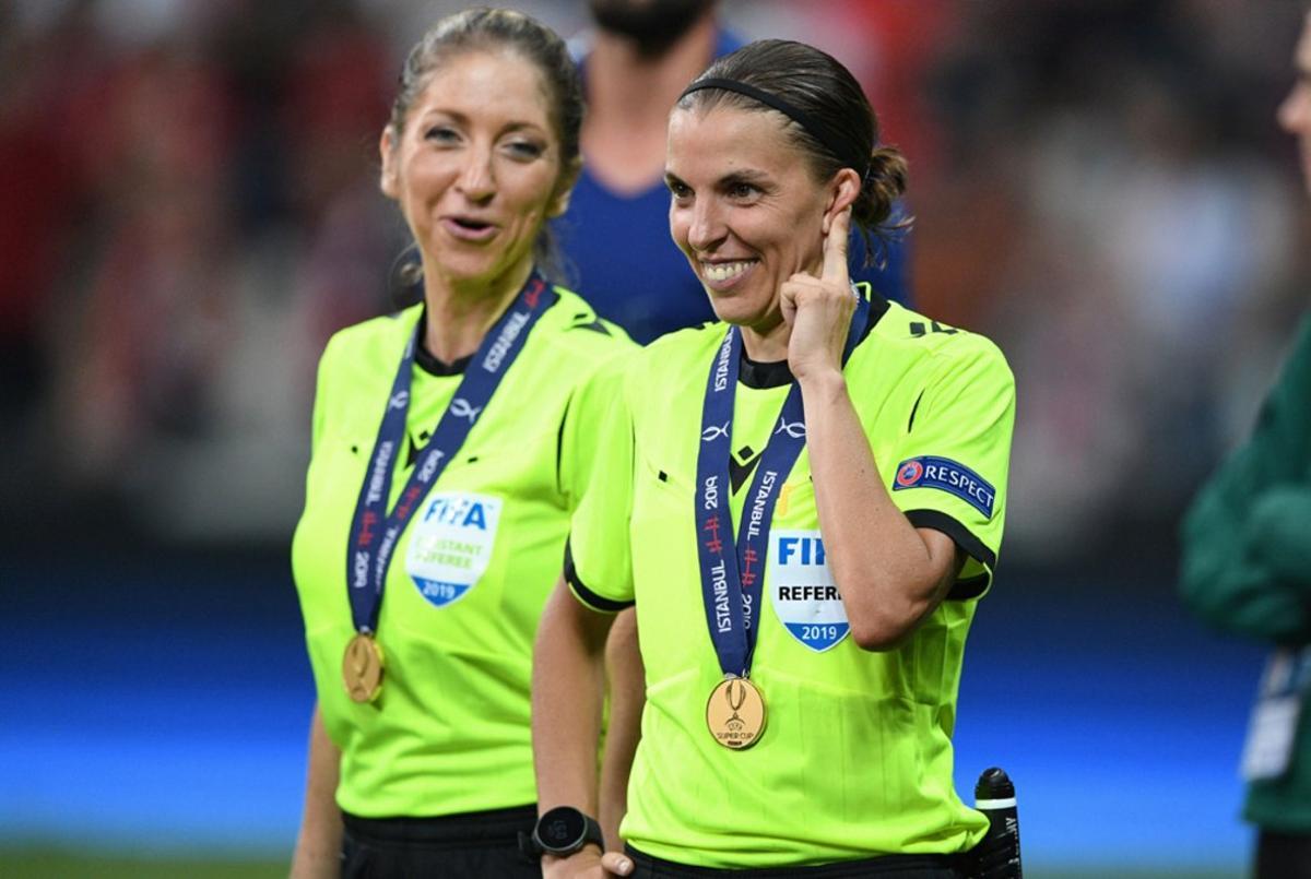 La árbitro francesa Stephanie Frappart (R) sonríe junto a la árbitro asistente Manuela Nicolosi después del partido de fútbol de la Supercopa de la UEFA 2019 entre el FC Liverpool y el Chelsea en el estadio Besiktas Park en Estambul.