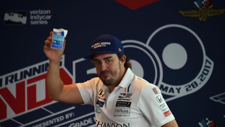 Alonso brinda con leche en Indianápolis