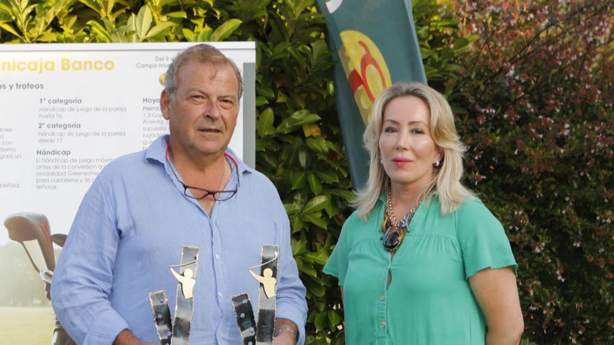 Terceros de primera categoría. El jugador Javier Helguero (que jugó junto a su hijo, Jorge, ausente en el acto), ayer, junto a Esperanza Vallina, recibiendo sus premios. | Fernando Rodríguez