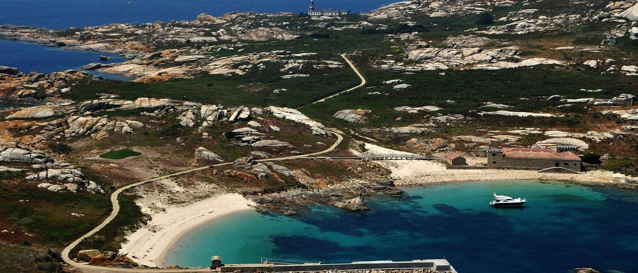 Una vista aérea de Sálvora en la que se aprecian el embarcadero, su playa, el pazo y el faro.