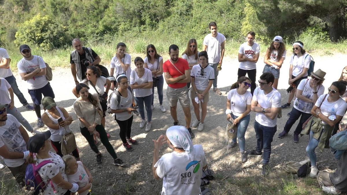 Los participantes en la recogida de residuos en Collserola justo antes de empezar la acción