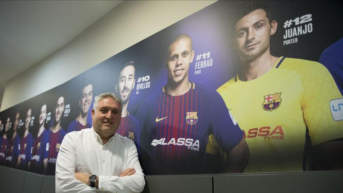 Txus Lahoz, en el Palau junto al panel de la plantilla de fútbol sala