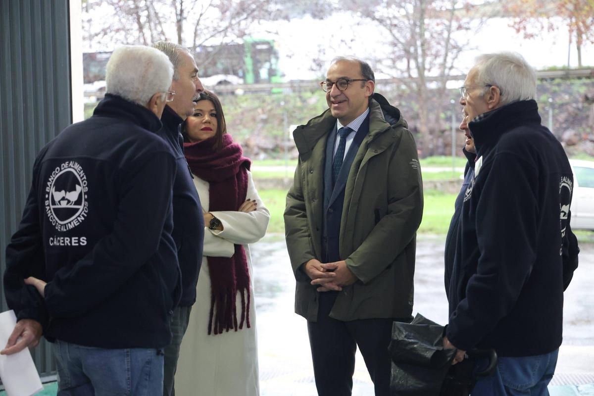 El alcalde, Rafa Mateos, llega al Banco de Alimentos.