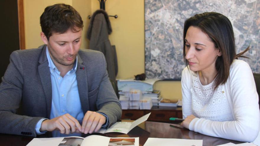 Andrés Campos e Inma Amat revisan el dossier de las viviendas rehabilitadas.