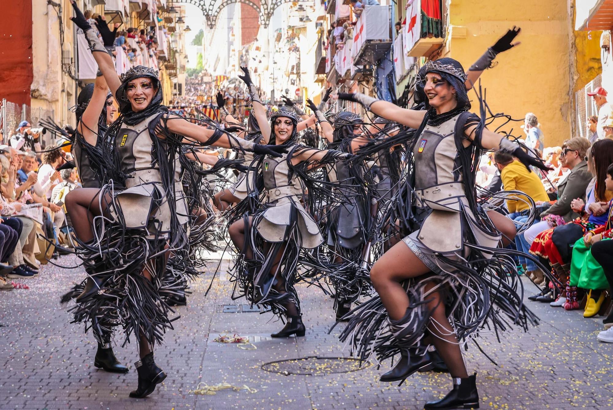 Alcoy se entrega al espectáculo de las tropas cristianas