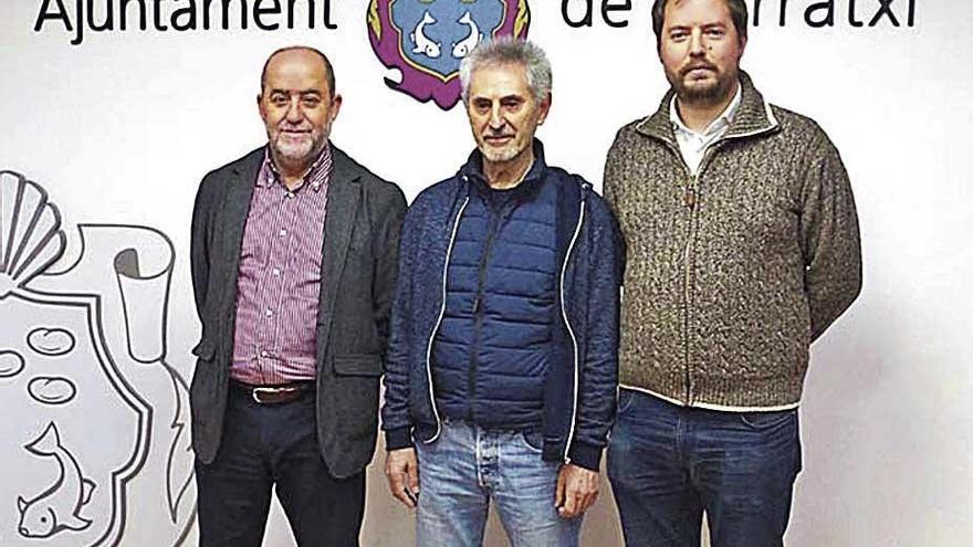 Las autoridades municipales junto al artista ganador.