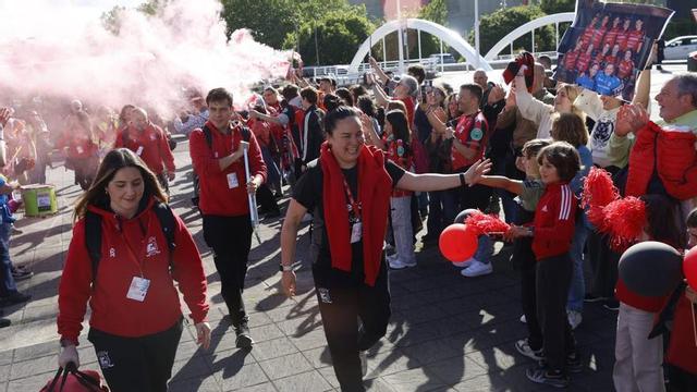Natasha Lee saluda a los aficionados que recibieron al Telecable a las puertas del Palacio de los Deportes de La Guía.
