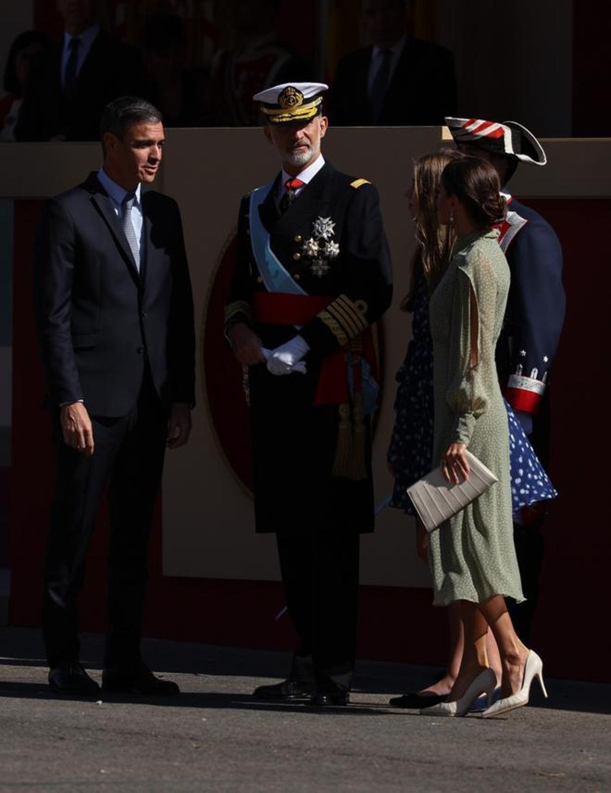 El presidente del Gobierno, Pedro Sánchez; el Rey Felipe VI y la Reina Letizia, durante el acto solemne de homenaje a la bandera nacional y desfile militar en el Día de la Hispanidad, a 12 de octubre de 2022, en Madrid.