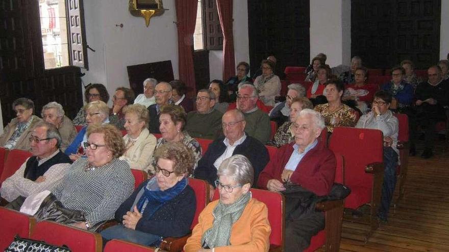 Alumnos siguen con atención las intervenciones de las autoridades en la apertura del nuevo curso de la Unviersidad de la Experiencia.