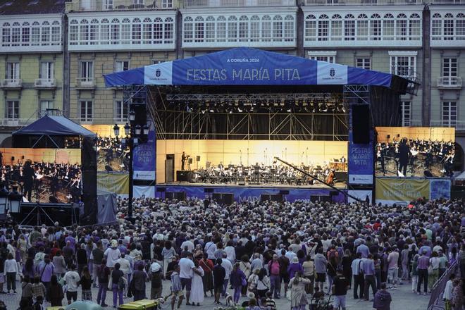 Concierto de la Banda Municipal de Música en María Pita durante la Semana Clásica