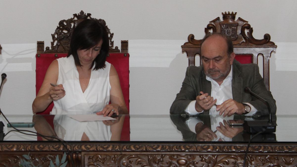 María Luisa Ceballos y Lucas Díaz firman el documento de adquisición.