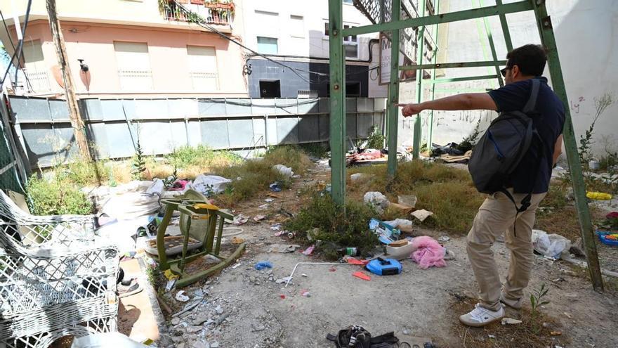 Olores y suciedad en un solar del centro turístico de Elche