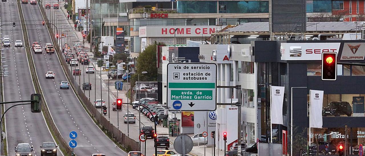 Hilera de concesioarios en Avenida de Madrid, en Vigo, ayer. | // MARTA G. BREA