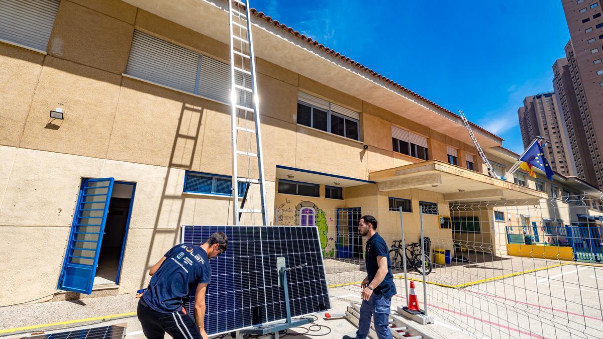 Trabajos de instalación de los paneles solares en uno de los ocho colegios públicos de Benidorm que generarán su propia energía.