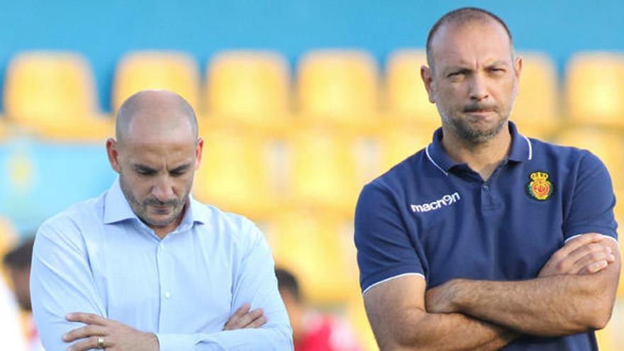 El hasta ahora entrenador, Albert &#039;Chapi&#039; Ferrer, con el nuevo responsable, Pepe Gálvez.