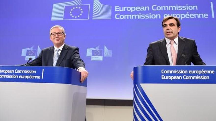 El presidente de la CE, Jean Claude Juncker junto al portavoz Margaritis Schinas (archivo). // Reuters