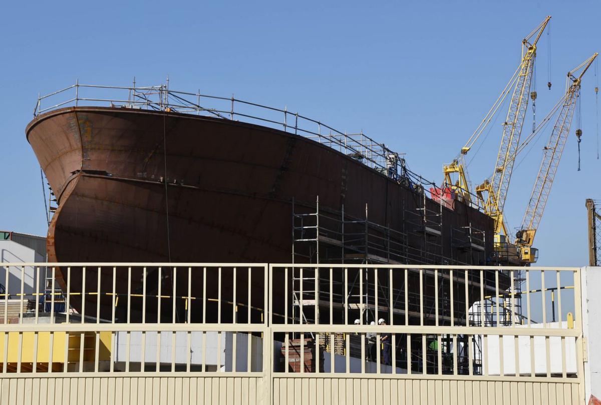 El “scalloper” para Wanchese se “enseña” en Beiramar. El pesquero encargado por Wanchese Argentina a Armón Vigo, y que se está ensamblando en las antiguas instalaciones de Hijos de J. Barreras, coge forma con velocidad. El barco será un scalloper, como se conoce en el argot de la industria, y se dedicará a la pesca de vieira. Como confirmó a FARO el gerente general de la armadora, Pedro Böhnsdalen, tendrá 51 metros de eslora y entrará en servicio en el mes de diciembre. Tendrá capacidad para 36 tripulantes. El siguiente encargo en ocupar las gradas de la nueva Barreras será el oceanográfico de 70 metros para Nueva Zelanda. | ALBA VILLAR