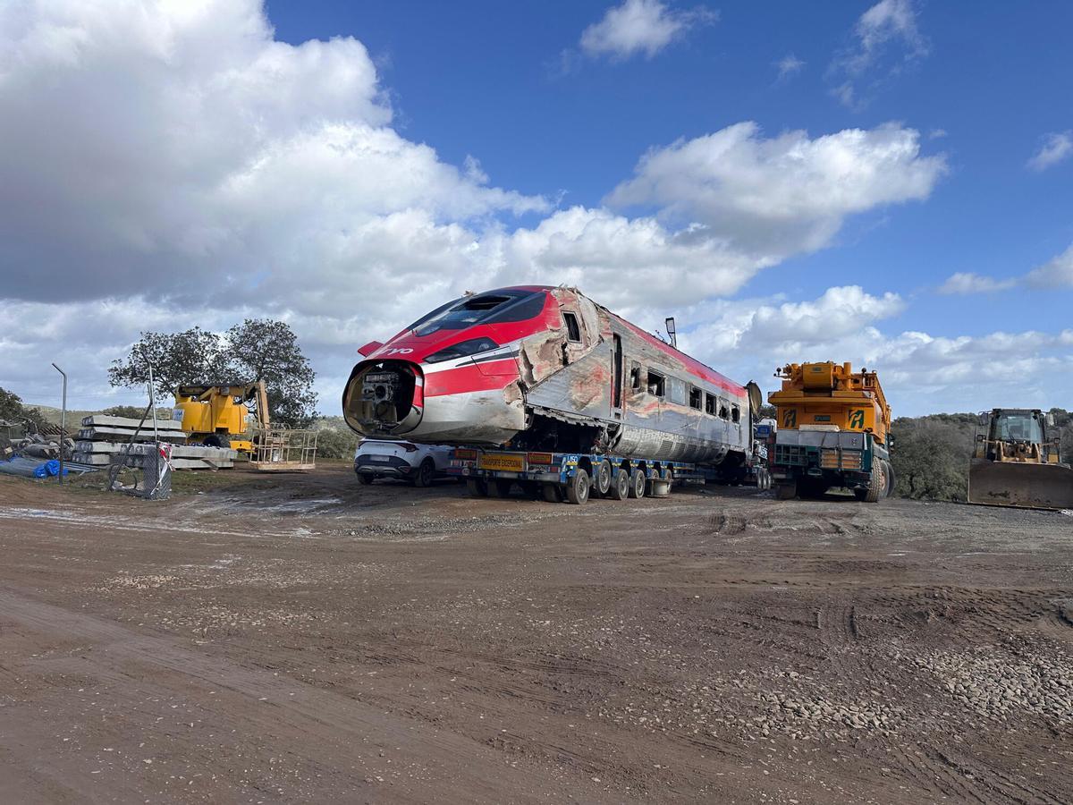 Uno de los vagones del Iryo accidentado en Adamuz es transportado por una grúa, a 23 de enero de 2026, en Audaz, Córdoba, Andalucía (España). Los trabajos en la zona del accidente ferroviario en Adamuz (Córdoba) continúan hoy centrados en la retirada de los restos de ambos trenes y la limpieza de las vías, todo ello después de que hayan finalizado las labores de emergencia tras localizarse en la tarde de este pasado jueves a las dos últimas víctimas desaparecidas, que han elevado a 45 el número de personas fallecidas en este siniestro. 23 ENERO 2026;PIXELADA Europa Press 23/01/2026. Europa Press;