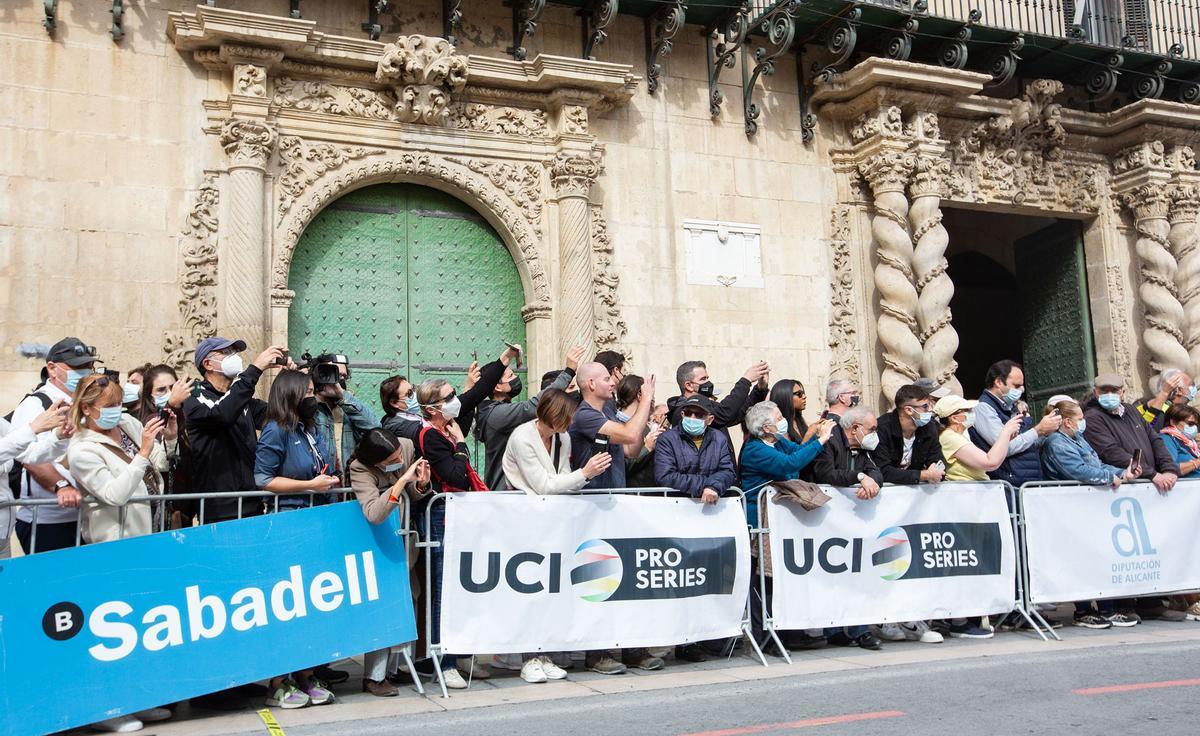 Salida de etapa de la Vuelta Ciclista a la Comunitat desde Alicante