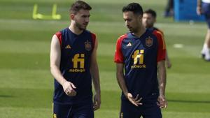 Los jugadores de la selección española de fútbol Aymeric Laporte (i) y Sergio Busquets durante el entrenamiento.