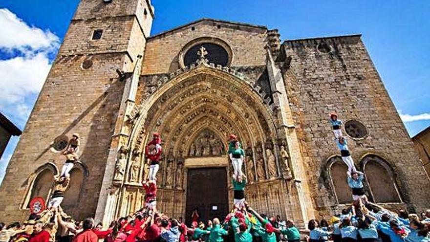 Les quatre colles, alçant un pilar davant la Basílica de Castelló.