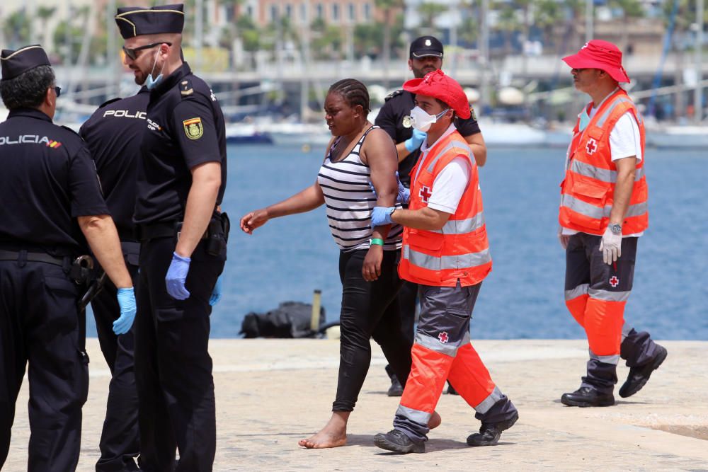 Llegada de los 52 inmigrantes al puerto