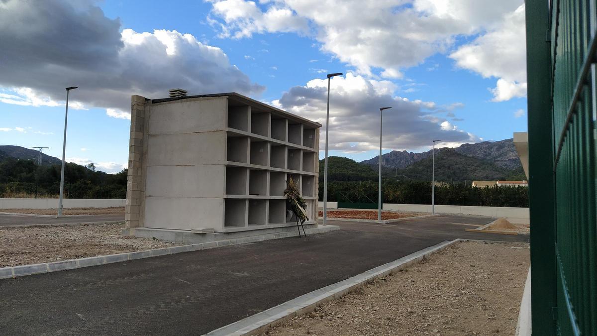 Los nichos vacíos del nuevo cementerio de Benifairó, donde solo hay una mujer enterrada
