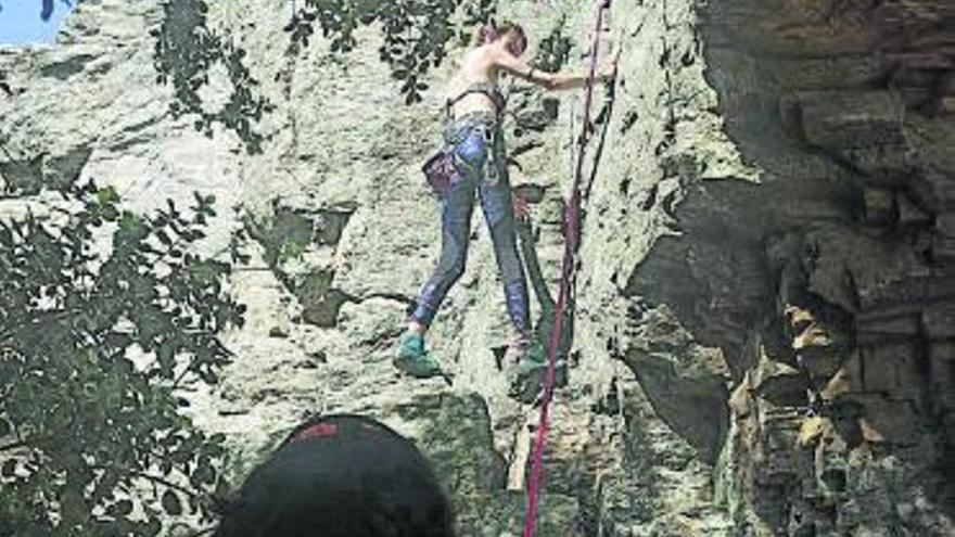 Ana, escaladora aficionada, en Las Enillas. | Cedida