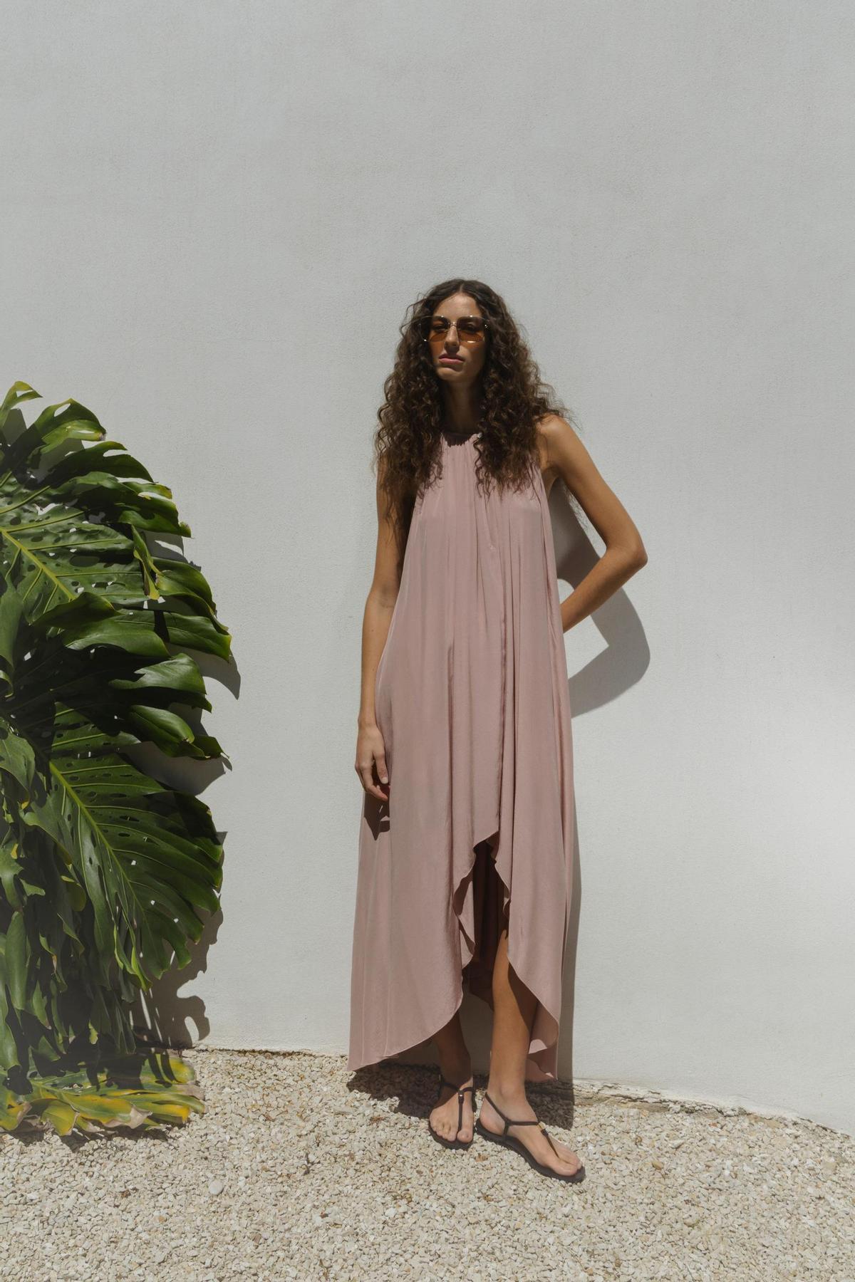 Vestido halter beige rosado Vestido halter beige rosado