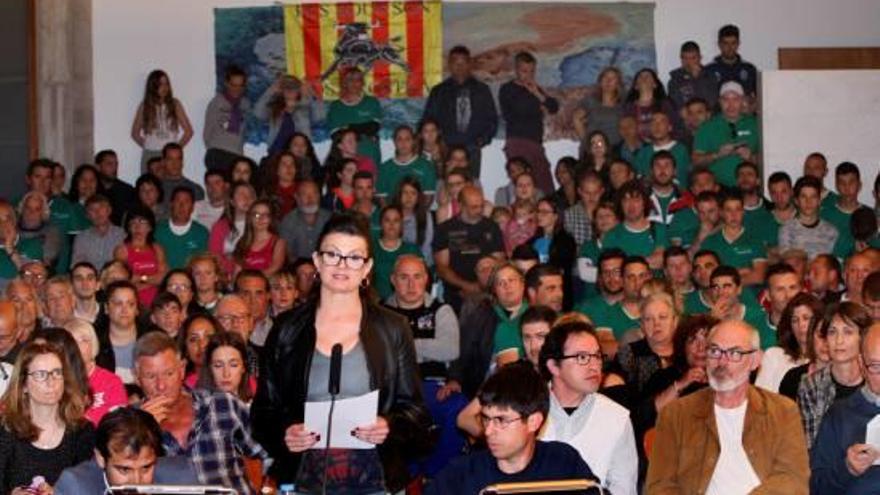 Una representant del Pacma llegeix la moció contra les vaquetes en el ple del 5 de maig de 2016, amb membres de la Penya San Marcos al fons de la sala de plens.