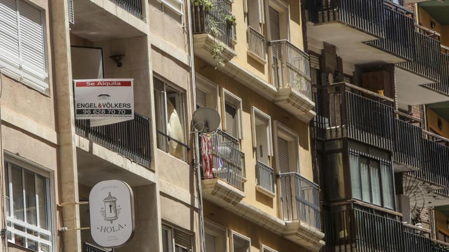 Pisos en alquiler en un edificio de viviendas en el centro de Alicante.