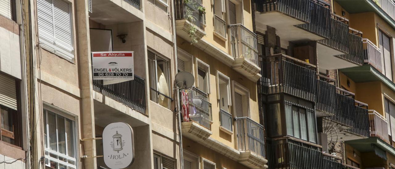 Pisos en alquiler en un edificio de viviendas en el centro de Alicante.