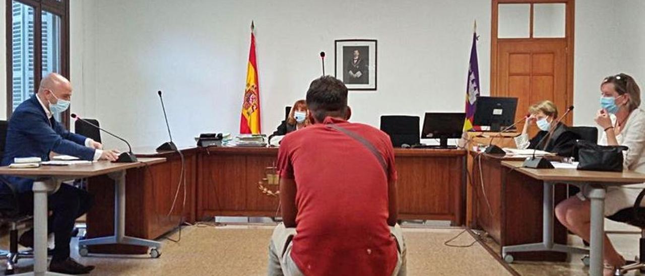 La sección VII de la Audiencia, con sede en Elche, juzgará esta próxima semana a un hombre que se enfrenta a una pena de 12 años de cárcel