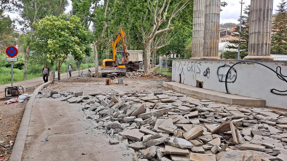 Inici de les obres de millora del passeig que hi ha darrere la font de la plaça de Sant Joan de Súria