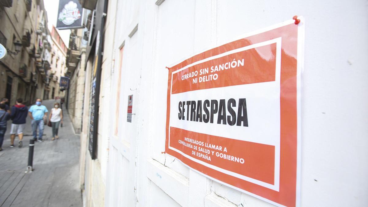 Dos carteles de protesta contra el Ayuntamiento (izquierda) y el Gobierno y el Consell (derecha).