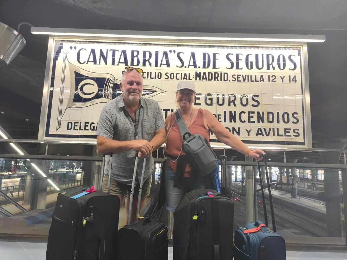 Suzanne y Rob Carroll, con sus maletas recién apeados del tren