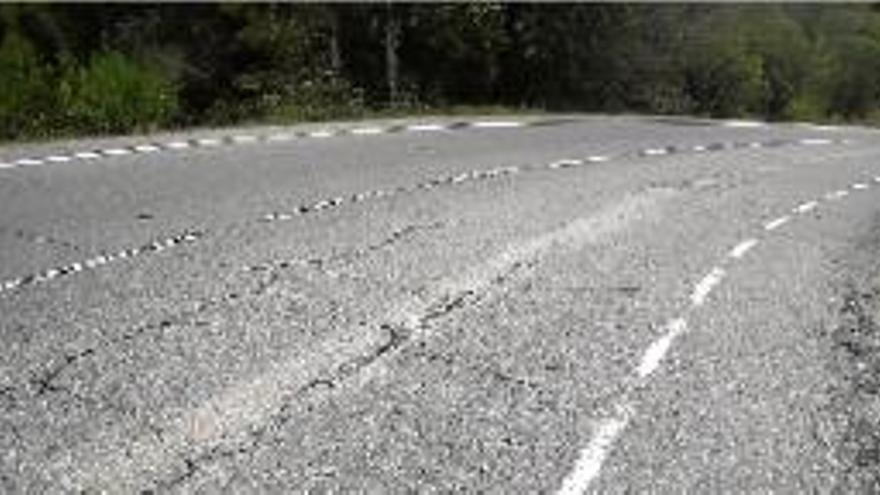 La carretera de Tossa a Lloret, que té el ferm en mal estat.