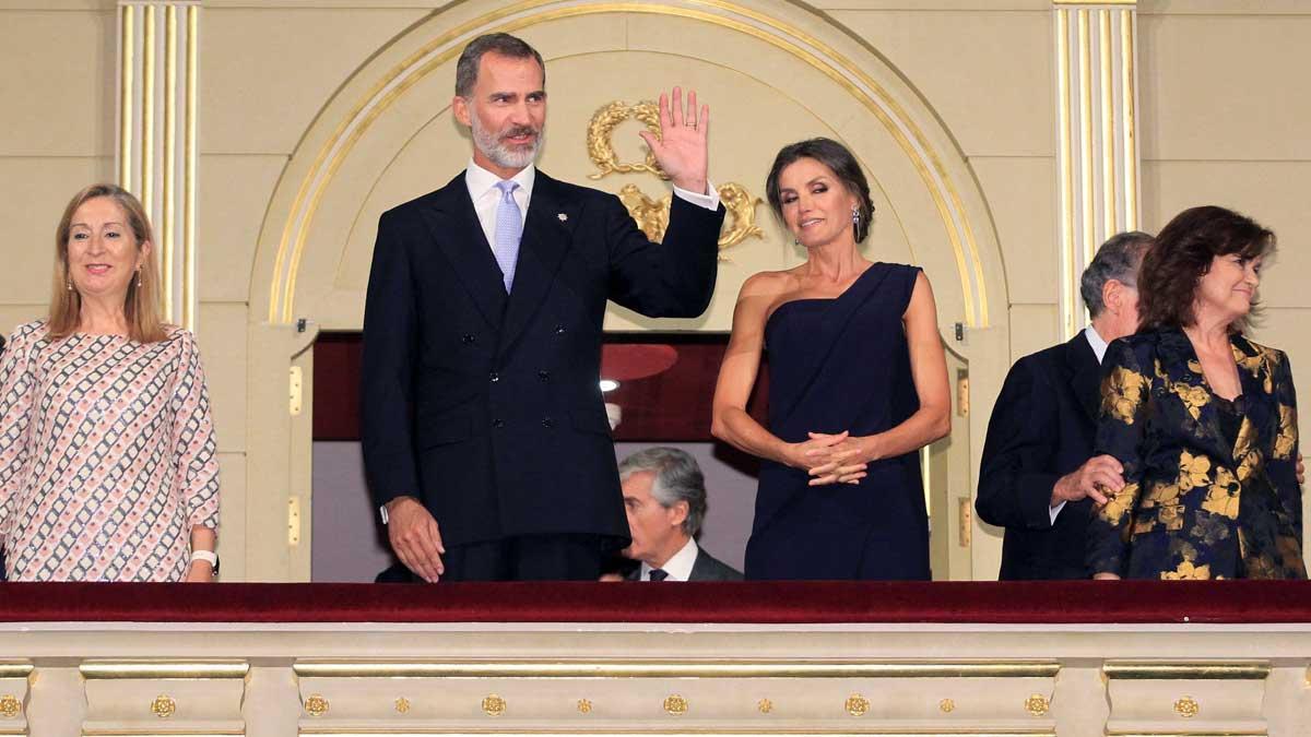 Dos miembros del equipo artístico salieron a saludar con símbolos independentistas y provocaron el abucheo de algunos espectadores.