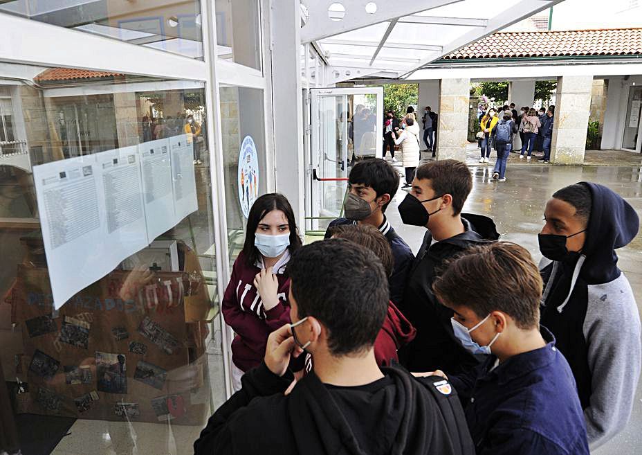 Alumnos del Laxeiro consultan información.