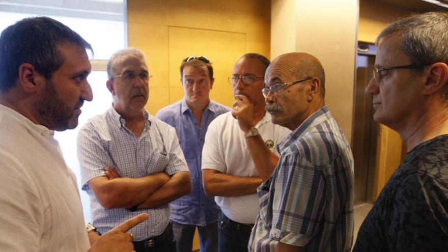 Agents de Sant Feliu amb el seu advocat, instants abans de la vista d&#039;aquest dimarts, que es va suspendre.