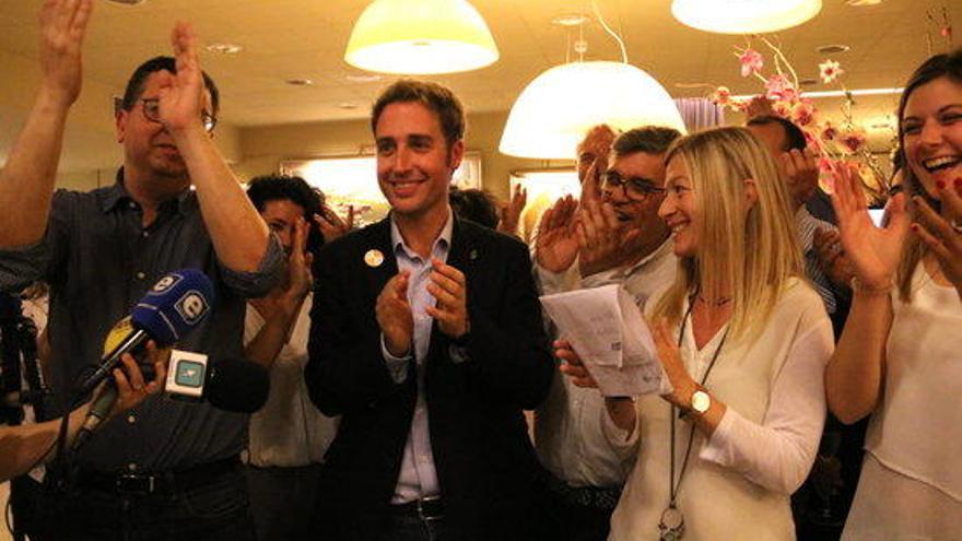 el candidat de Junts per Figueres, Jordi Masquef,  celebrant la victòria aquest 27 de maig