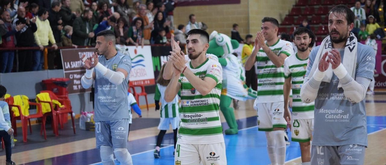 Los futbolistas del Córdoba Futsal celebran el pasado triunfo ante el Xota en Vista Alegre.