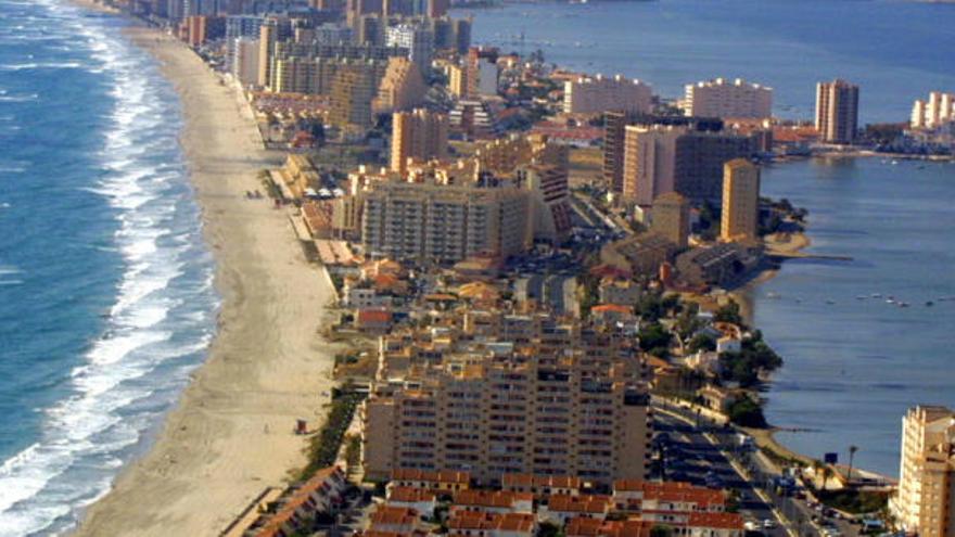 Vista aérea actual de La Manga, que el alcalde de Cartagena propone ensanchar con espigones.