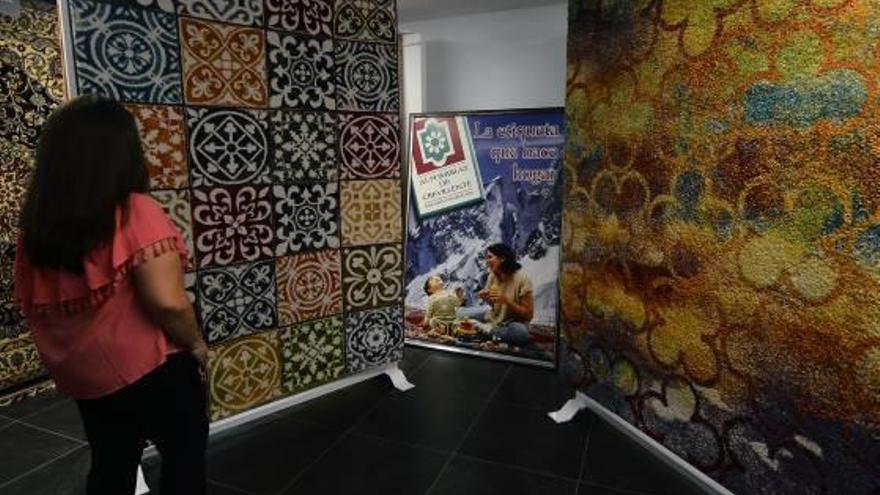 Una mujer visita la muestra dedicada a las alfombras que está abierta estos días en Crevillent.