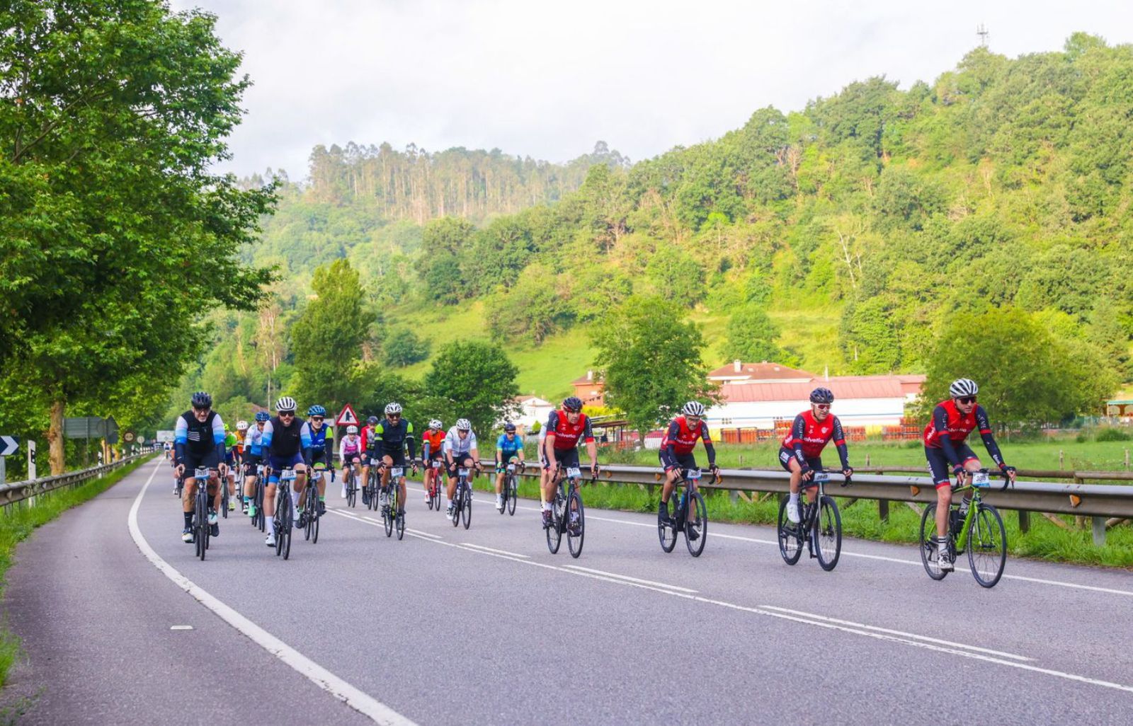 Arriba, los ciclistas durante la travesía y (abajo), ocho de los socios que participaron.